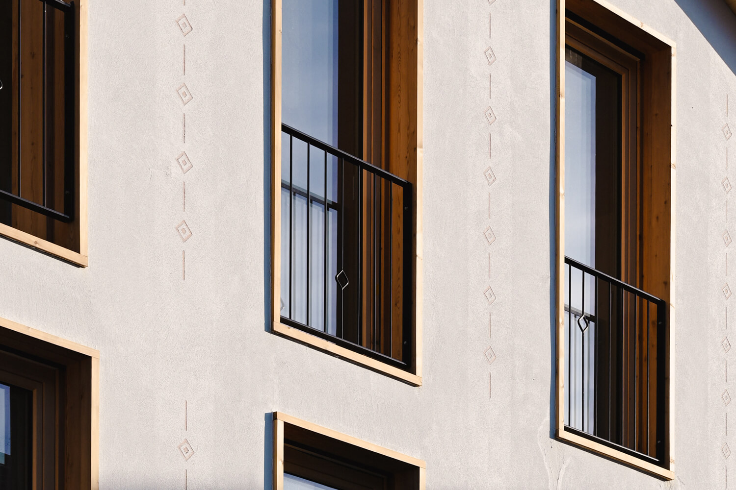 Neubau Brändli Gioia Architekten in Igis, Fassade mit Sgraffito, einer Jahrhunderte alten Tradition